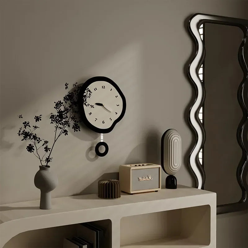 Horloge murale design irrégulière blanche sur mur gris