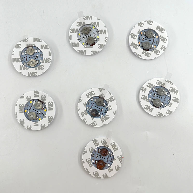 mini lampes led multicolores adhésives modernes rouges vertes bleues diodes circulaires festive minimaliste