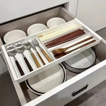 Organisateur de couverts extensible blanc dans un tiroir de cuisine