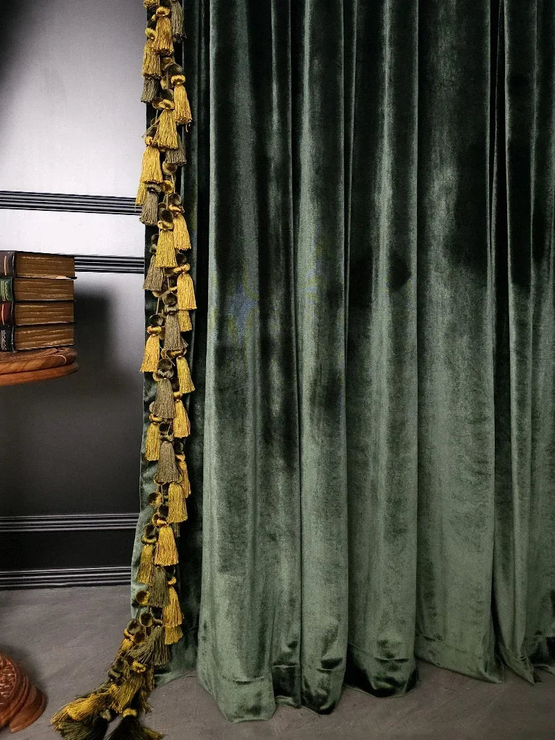 rideau velours vert foncé plissé classique opulent fenêtre française pompons dorés