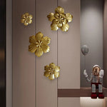 Vue de détail du motif floral sur la suspension métallique