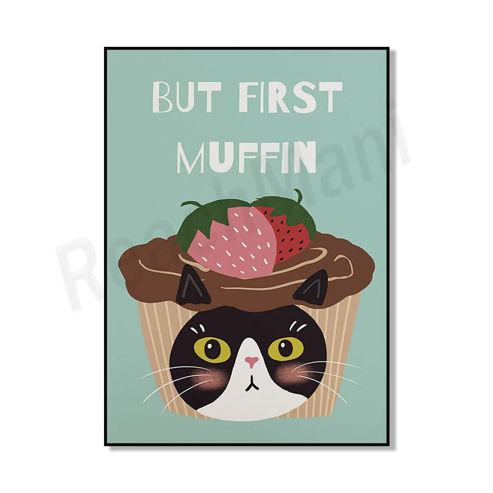 Une affiche colorée et amusante montrant un chat noir avec des yeux brillants et un gros muffin au chocolat garni de fraises rouges sur la tête avec le texte "But first muffin" écrit au-dessus.