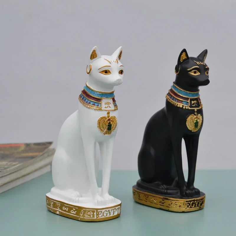 statue égyptienne ancienne chat noir ornements dorés hiér