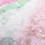 tissu vert clair jaune rose blanc fleurs blanches paillettes dorées tulle brodé élégant décoratif