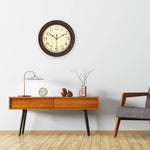 horloge murale classique fond blanc cadres marron aiguilles noires européen vintage sans tic tac