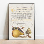 Une étrange et fascinante illustration mêlant un texte latin orné et des créatures fantaisistes, évoquant un univers onirique et mystérieux.