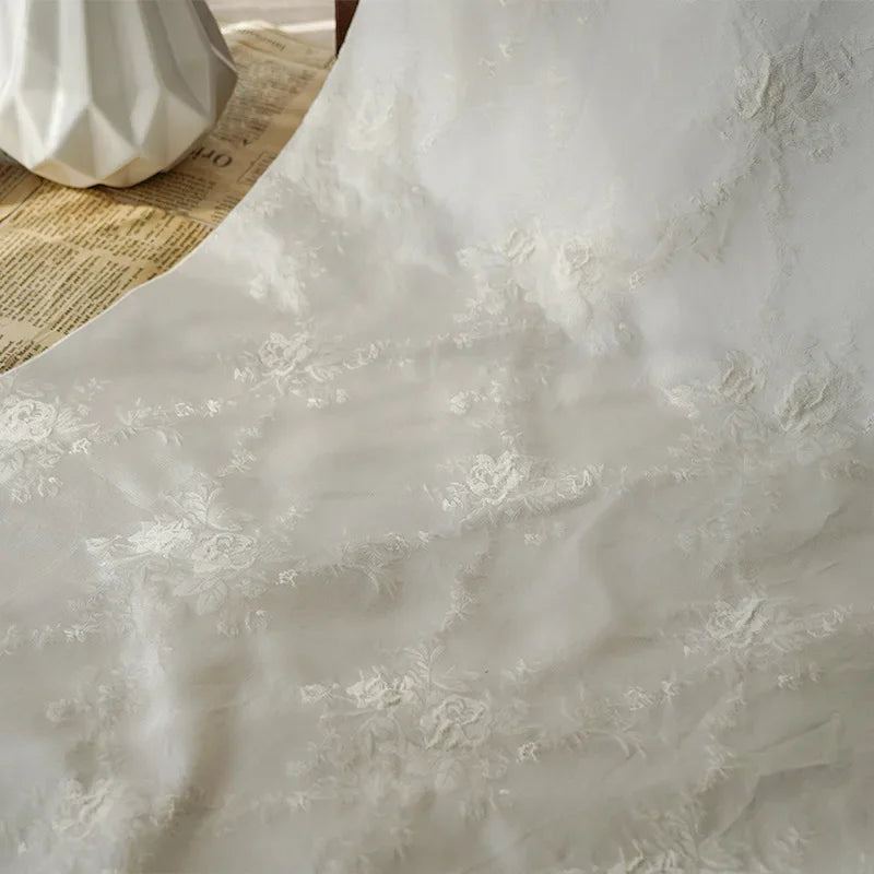 tissu blanc cassé fleurs relief polyester semi transparent classique vintage bricolage 160cm