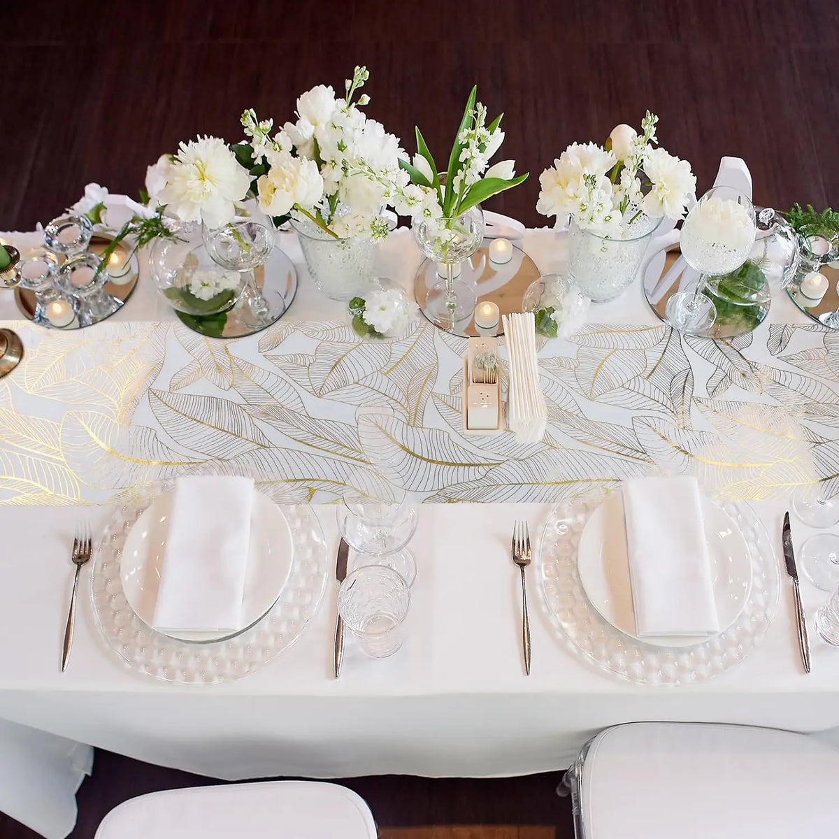 nappe moderne élégante feuilles dorées blanc décoration table serviettes assiettes verres