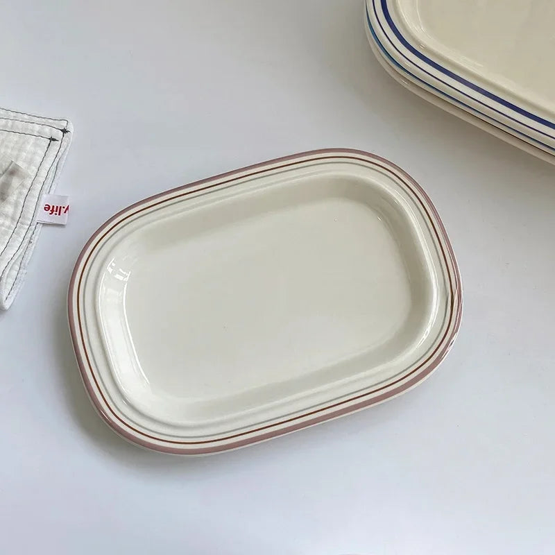 assiettes ovales céramique bordure bleue rouge classique blanc décor table cuisine