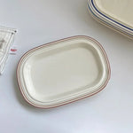 assiettes ovales céramique bordure bleue rouge classique blanc décor table cuisine