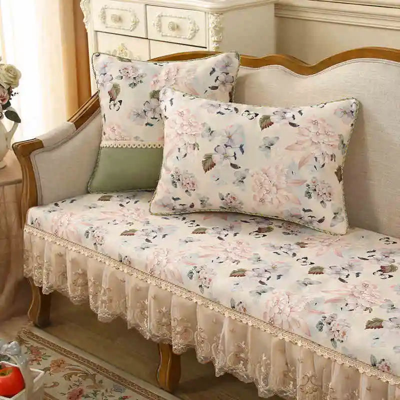 Couvre-lit avec motifs floraux élégants et rideaux de lit assortis, créant une ambiance délicate et romantique dans la chambre.