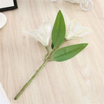 décoration mariage lys artificiels fleurs blanches roses violets jaunes intérieur