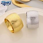 anneaux serviette or argent texture rugueuse moderne fixation minimaliste set table