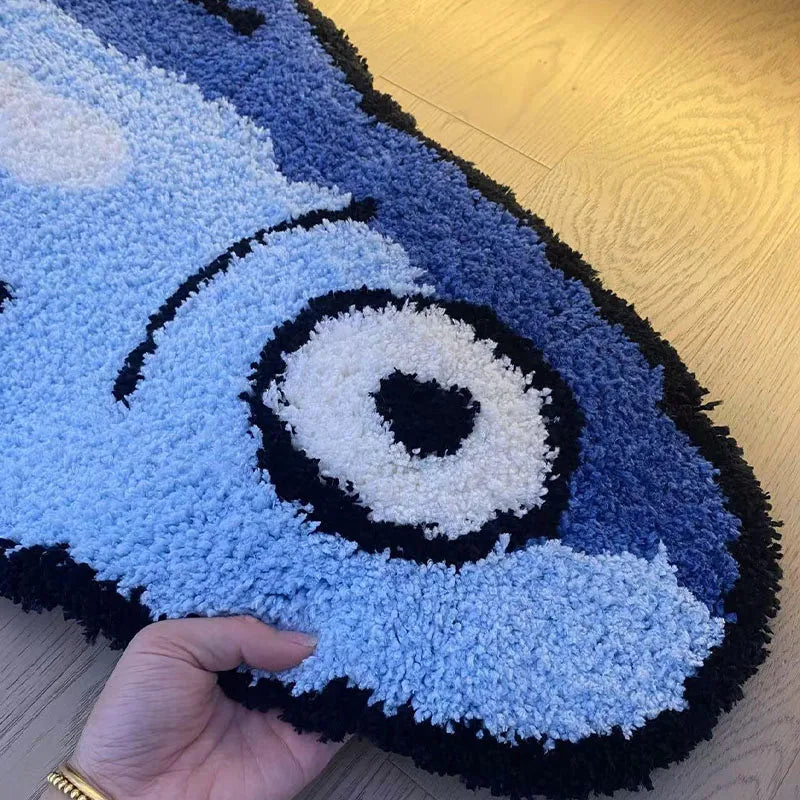 tapis créatif dessin animé poisson stylisé souriant motifs géométriques bleu blanc jaune noir maison