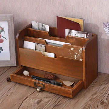 boîte rangement documents vintage bois marron clair tiroirs poignée métallique enveloppes cartes postalesstylos pince