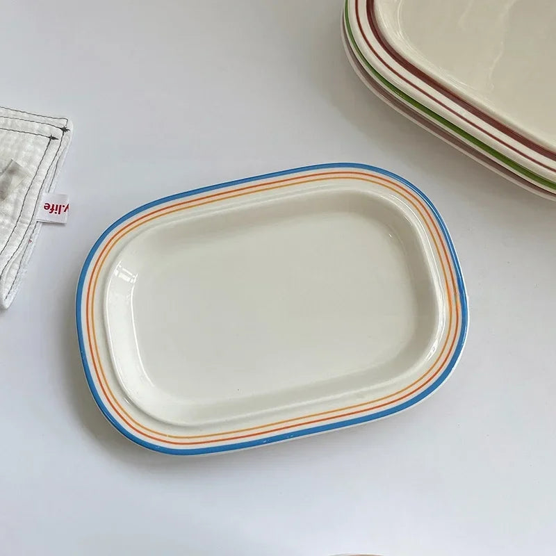 assiettes ovales rayées blanc bleu rouge vaisselle classique cuisine décoration table après midi thé