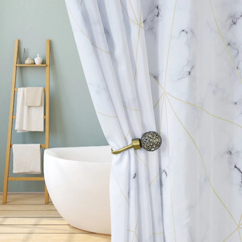 rideau douche moderne marbre blanc gris or géométrique polyester opulent élégant anneaux métalliques