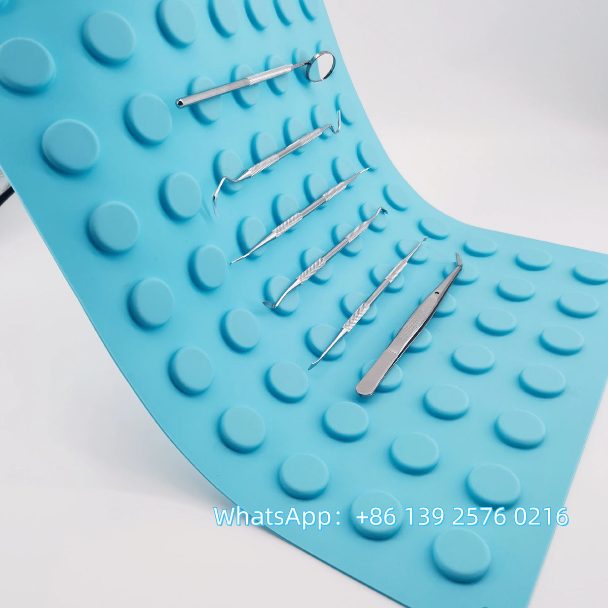 plateau instruments dentaires bleu turquoise texturé cercles relief opaques professionnel