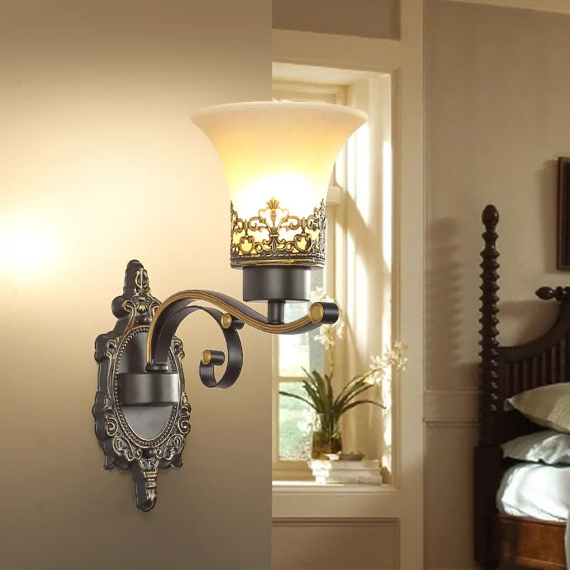 applique murale vintage verre opaque décoration florale abat jour métallique noir doré chambre