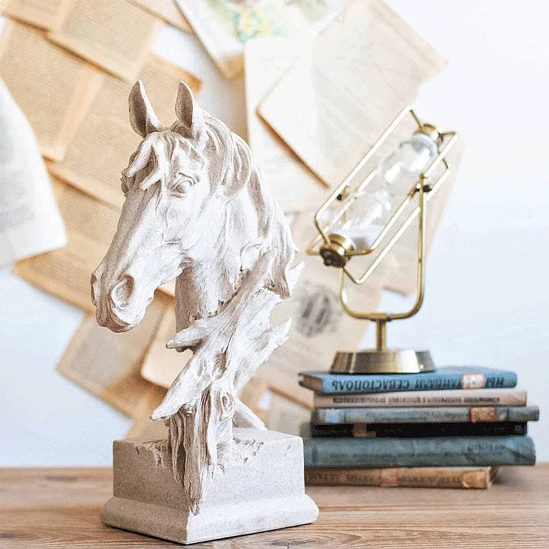 sculpture tête cheval bois texture rugueuse crinière détaillée sablier doré livres anciens fleurs séchées