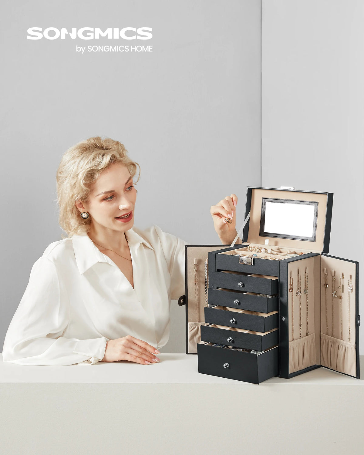 Boîte à bijoux ouverte montrant les tiroirs et le miroir