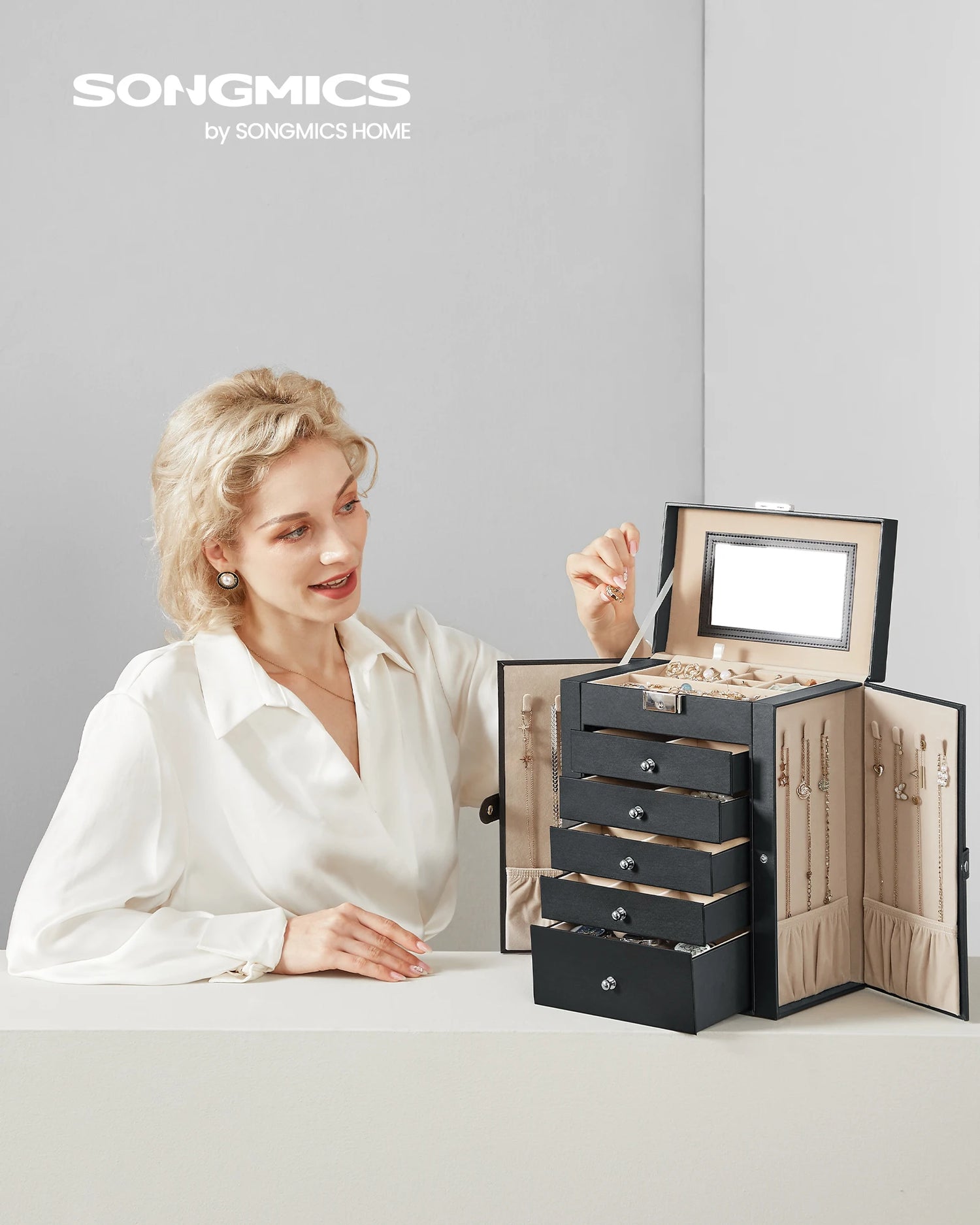 Boîte à bijoux ouverte montrant les tiroirs et le miroir