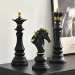 figurines échecs résine noir blanc décor salon classique chevaliers reines rois dorures intérieur