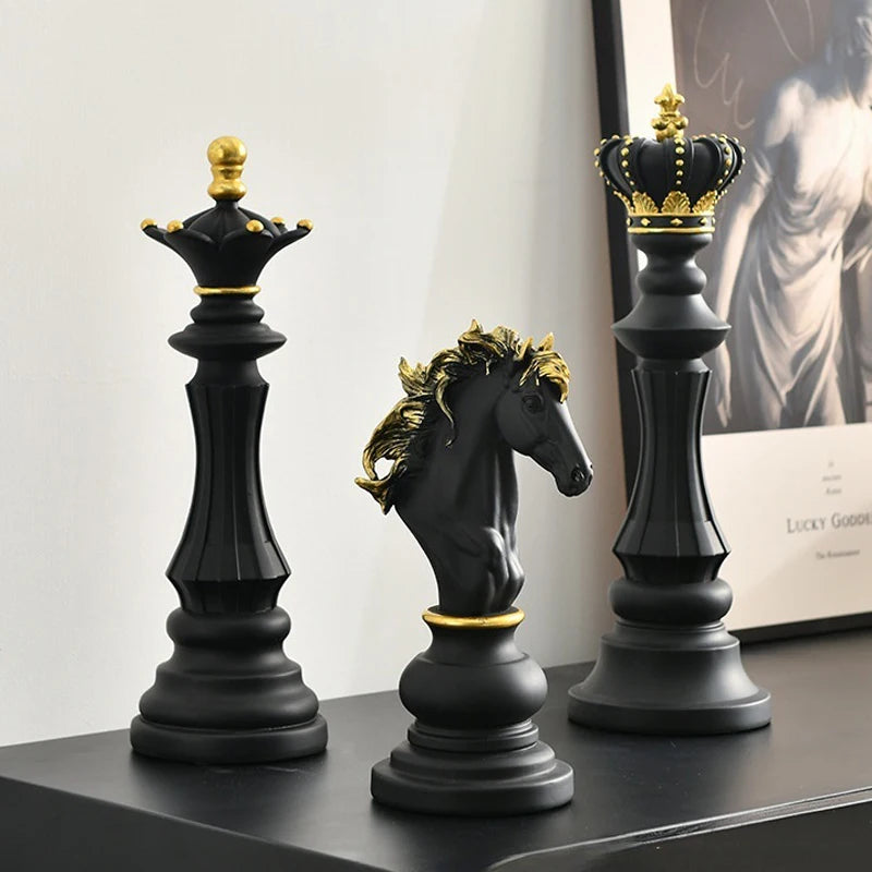 figurines échecs résine noir blanc décor salon classique chevaliers reines rois dorures intérieur