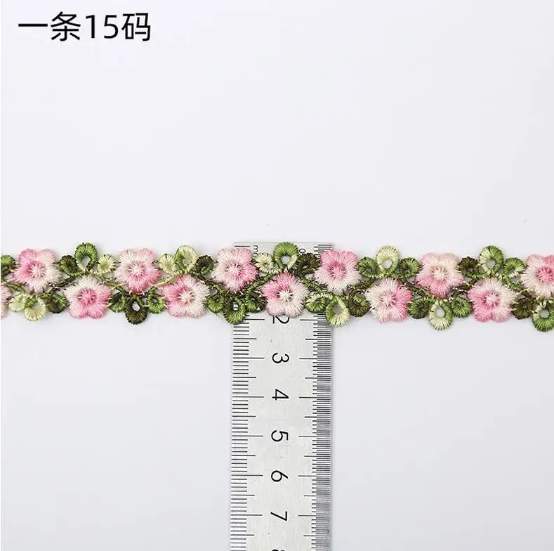 ruban décoratif brodé fleurs imprimées rose rouge vert polyester largeur 2cm opaque