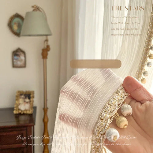 rideau beige clair rayures fines translucide classique rubans dorés pompons chambre salon