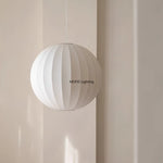 suspension lumineuse soie blanc crème forme sphérique motif rayé minimaliste lumière led chambre étude