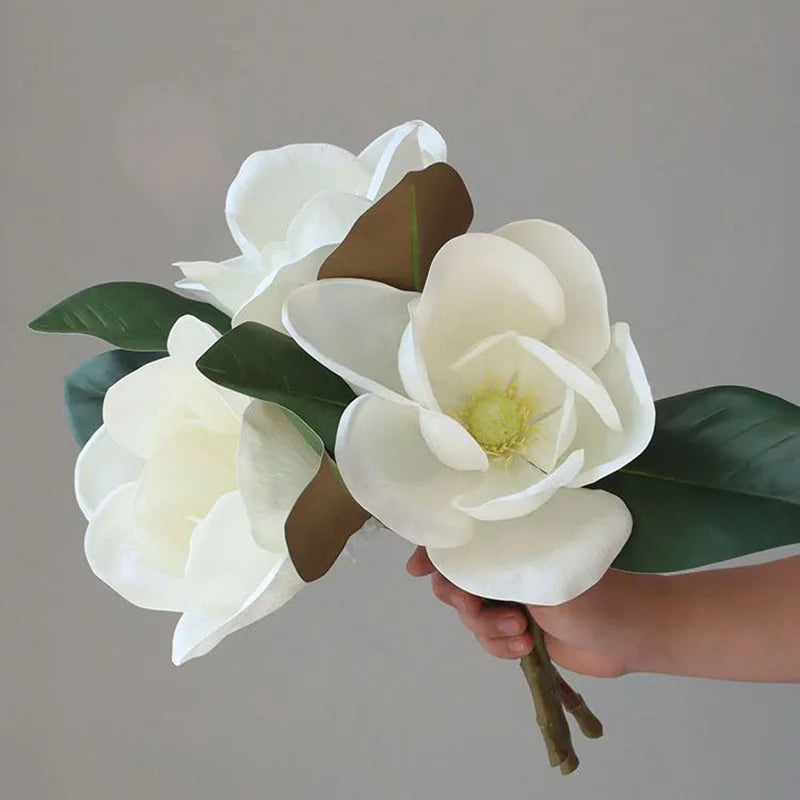 bouquet artificiel fleurs magnolias blanches feuilles vertes intérieur décoration événement mariage anniversaire minimaliste