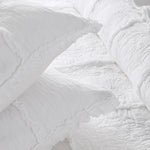 Couvre-lit blanc sur lit moderne