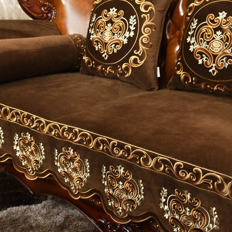 Motifs floraux dorés sur un canapé en bois foncé, offrant un design élégant et raffiné.