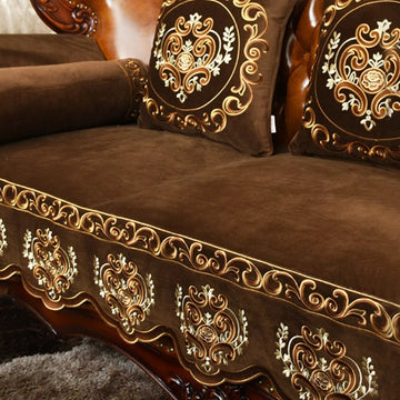 Motifs floraux dorés sur un canapé en bois foncé, offrant un design élégant et raffiné.