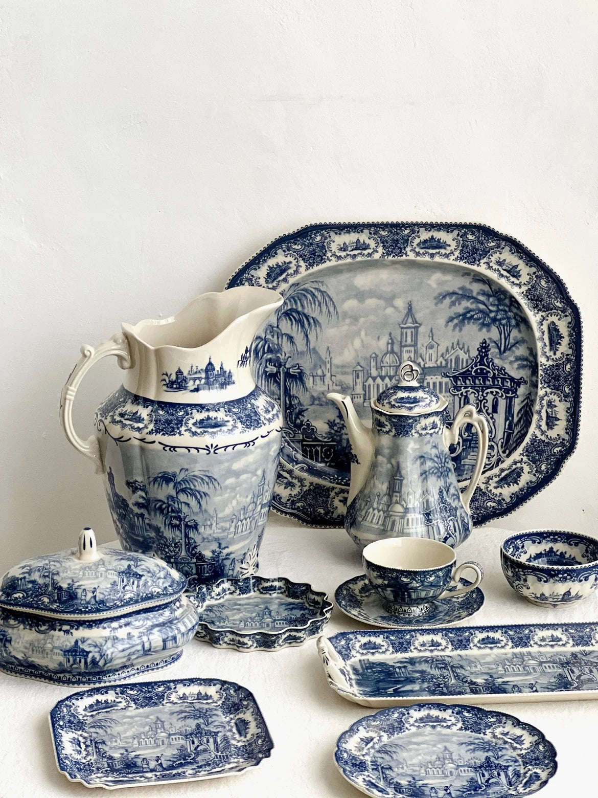 service thé céramique blanc bleu toile jouy poignées théière caféière soupière tasses