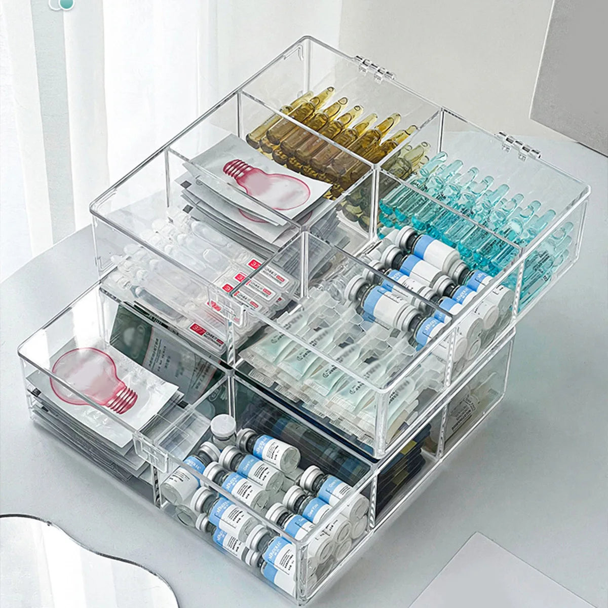 boîte rangement transparente moderne minimaliste clips fermeture ampoules cosmétiques crèmes maquillage compartments organisation produits