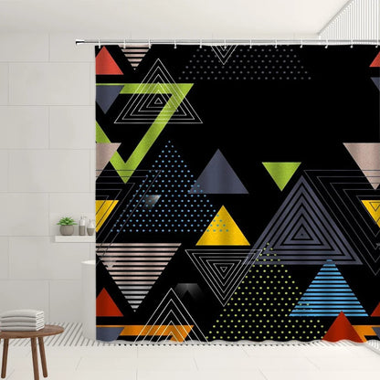 Rideau de douche au design géométrique moderne avec un fond noir mettant en valeur un motif de triangles de différentes tailles et couleurs, dont du vert, du jaune, du bleu et du beige. Certains triangles sont remplis de motifs à rayures, à pois ou en dégradé, ajoutant une touche artistique et dynamique. Installé dans une salle de bain au style épuré avec des carreaux blancs, ce rideau apporte une ambiance contemporaine et audacieuse.