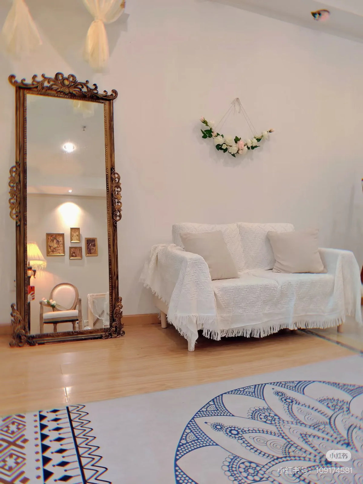 appliques décoratives bois blanc artisanal fleurs sculptées baroque vintage miroir cadre mural
