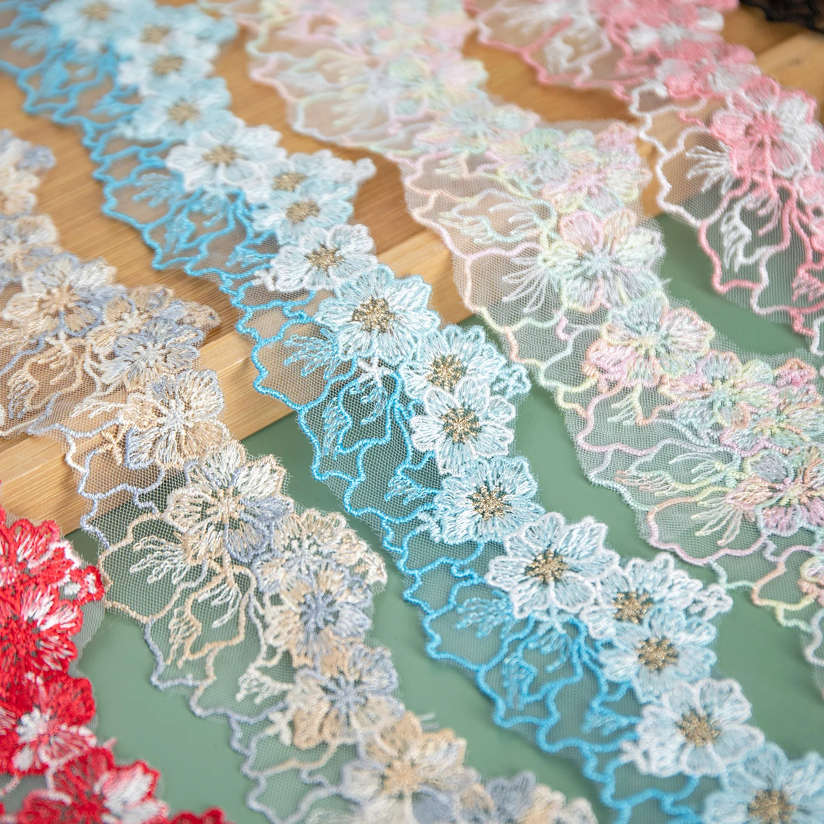 ruban dentelle fleurs motifs floraux élégants mariage blanc rose bleuclair translucide