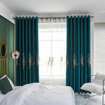 Rideaux élégants pour chambre à coucher, coloris bleu profond, motifs floraux subtils. Intérieur design et moderne, ambiance chaleureuse et apaisante. Idéal pour une décoration harmonieuse et sophistiquée. Fenêtre avec lumière naturelle filtrée.