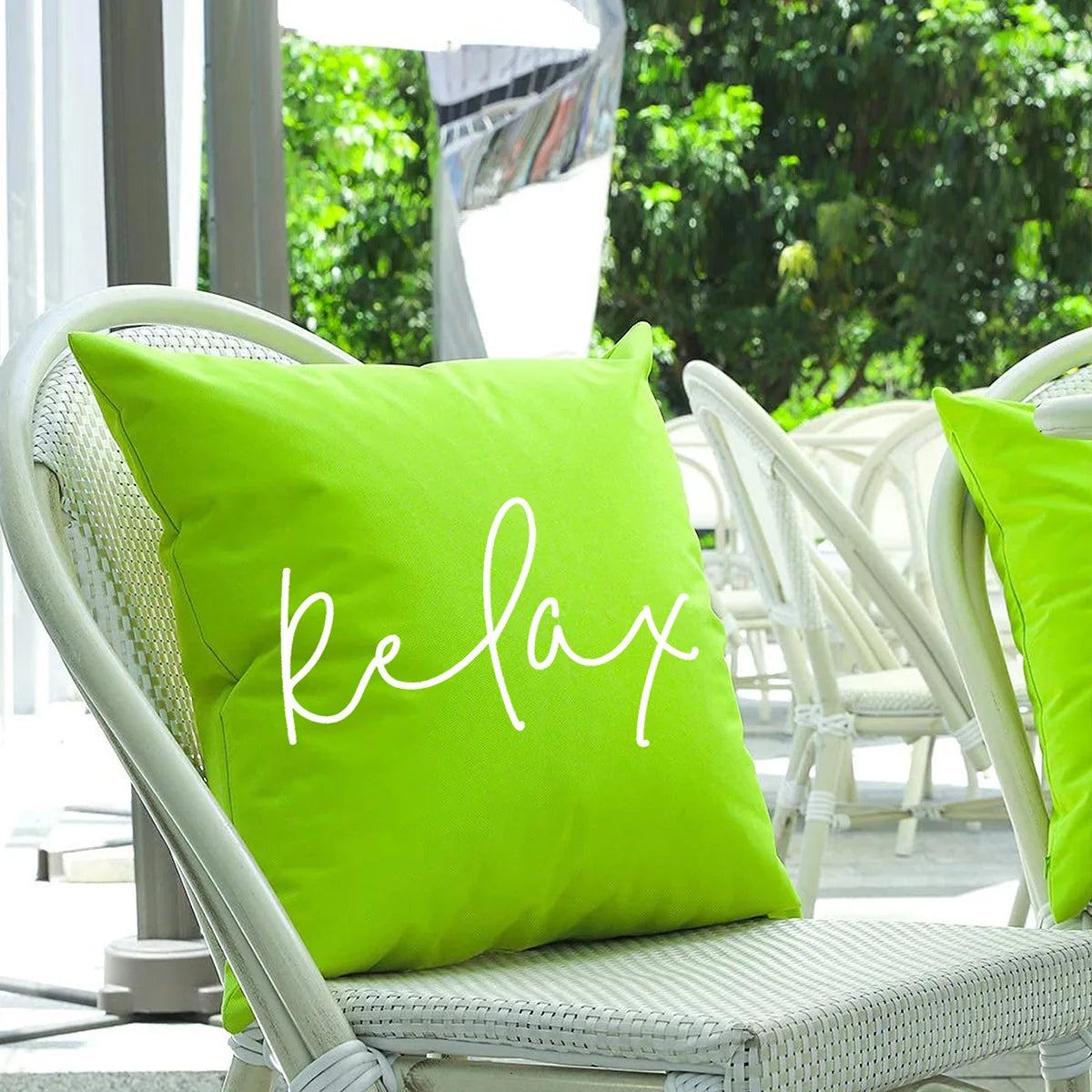 coussin carré imperméable extérieur motif relax texte blanc décoration jardin piscine fauteuil salon moderne