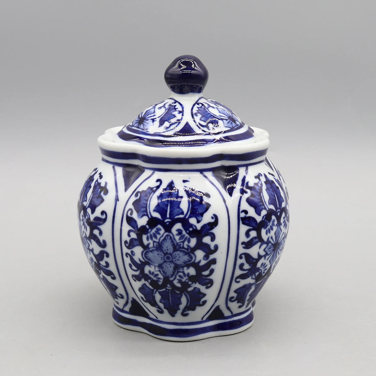Pot de stockage en porcelaine bleue et blanche orné de fleurs et de motifs floraux complexes.
