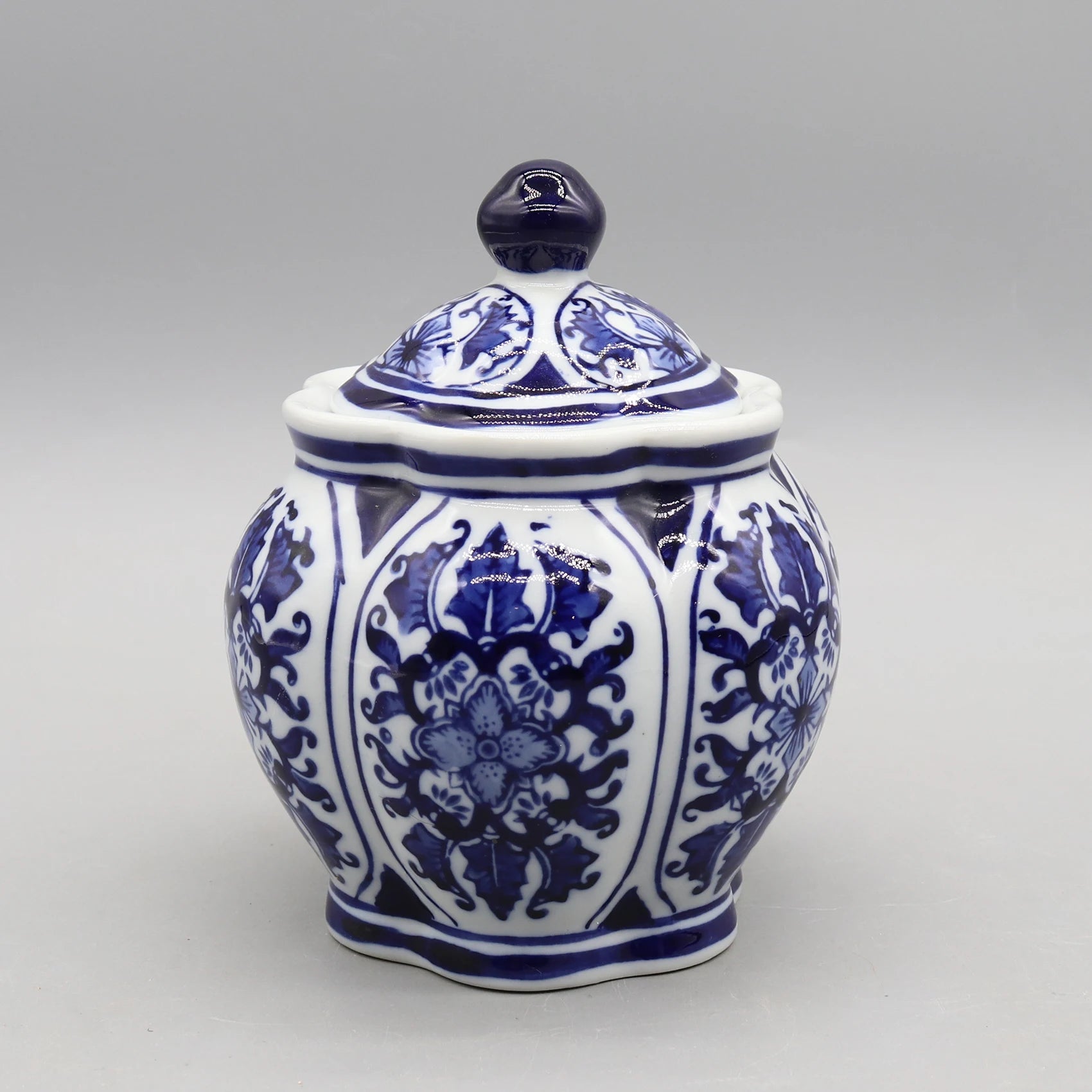 Pot de stockage en porcelaine bleue et blanche orné de fleurs et de motifs floraux complexes.