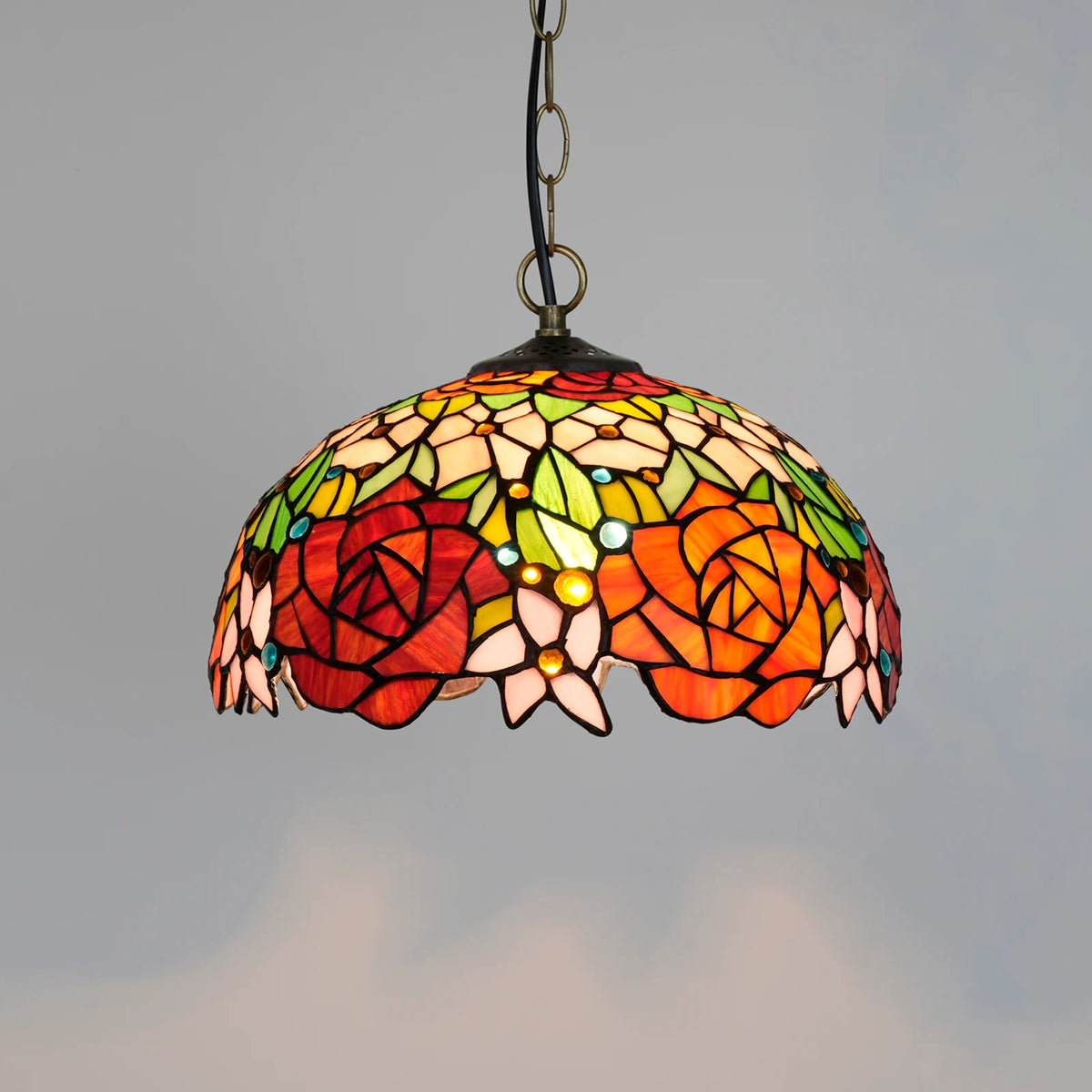 lampe suspendue tiffany fleurs stylisées multicolore rouge orange jaune vert noir adjustable chambre cuisine