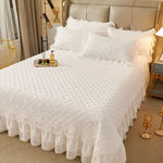 Drap de lit matelassé blanc épais sur un lit king size