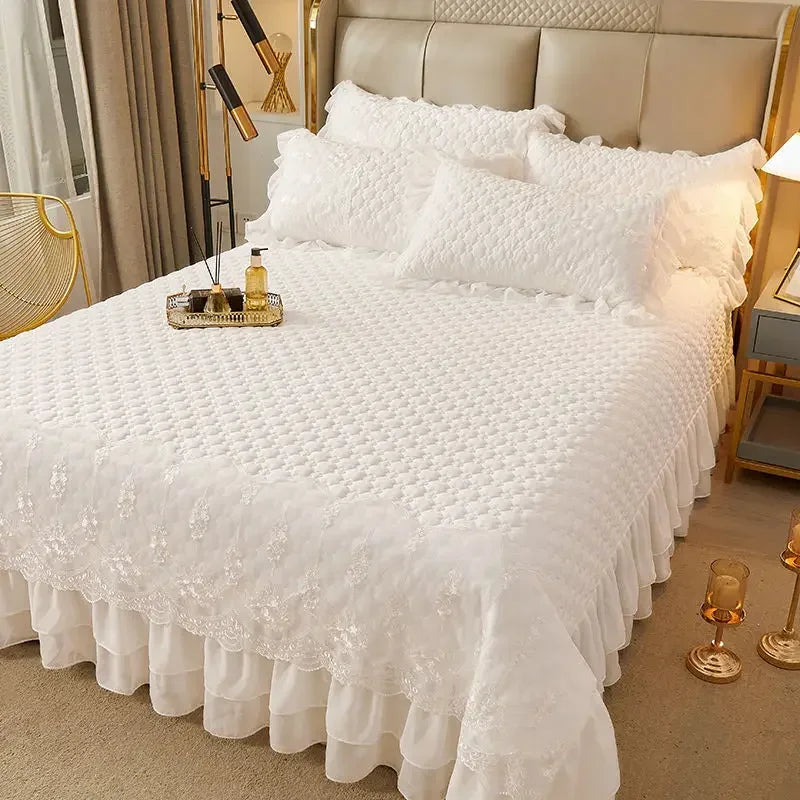 Drap de lit matelassé blanc épais sur un lit king size