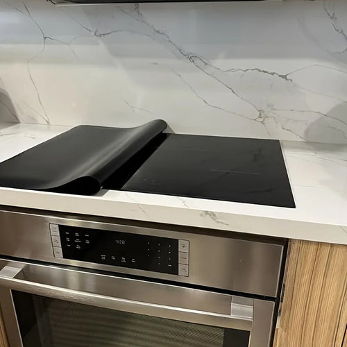 tapis protection plaque cuisson induction noir antidérapant résistant taches matériau lisse moderne adhésif