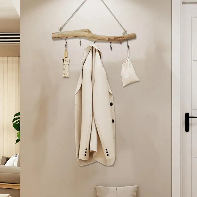 Branche suspendue dans un intérieur rustique avec décoration complémentaire