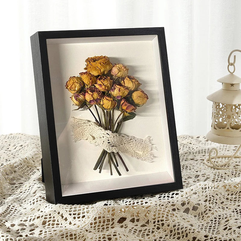 cadres photo profonds bois clair foncé verre transparent fleurs séchées tulipes rouge vintage minimaliste